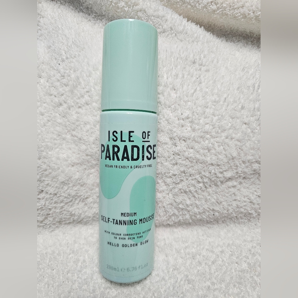 Isle of Paradise Glow Clear Self-Tanning Mousse in the medium shade